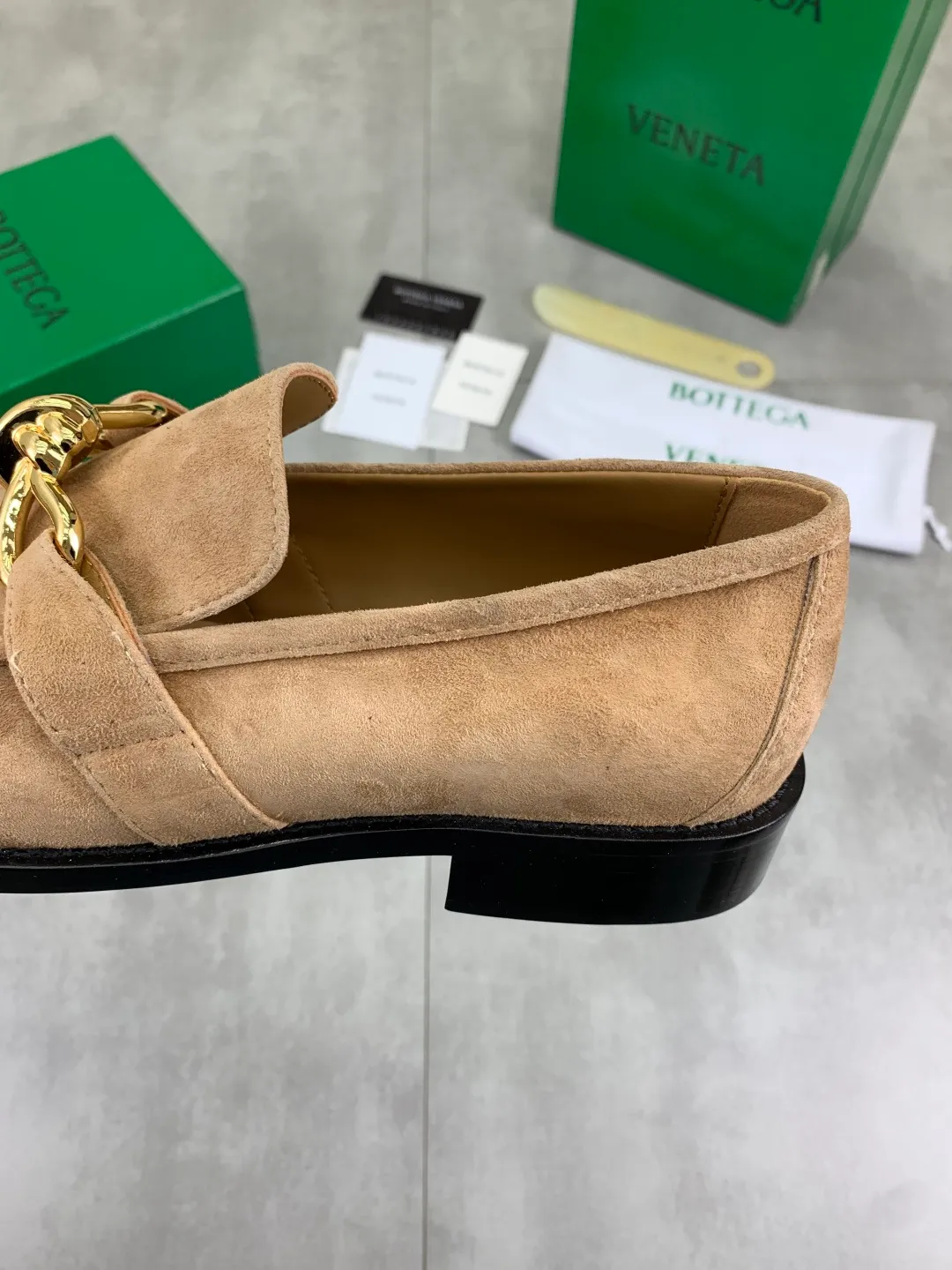 Men's shoes 💰P820 [New model] (genuine leather outsole) water-dyed cow lining 💰High-quality business couple leather shoes 💎💎💎 BOTTEGA VENETA official website synchronizes the latest top version of BV in the market, accept material comparison, shoe type comparison, process comparison, practical and textured, versatile and suitable for any occasion, the more you look at it, the more flavorful it becomes. Purely hand-knitted craftsmanship - Upper material, calfskin imported from Italy 🇮🇹 - High-quality water-dyed cowhide lining - Original private model customized leather outsole -Size: Female 35-39 (40 ordered) Male 39-44 (38 45 can be customized) Color: Multiple colors available